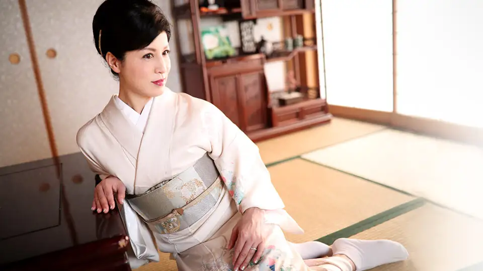 Maturity techniques of kimono beauty in her fifties