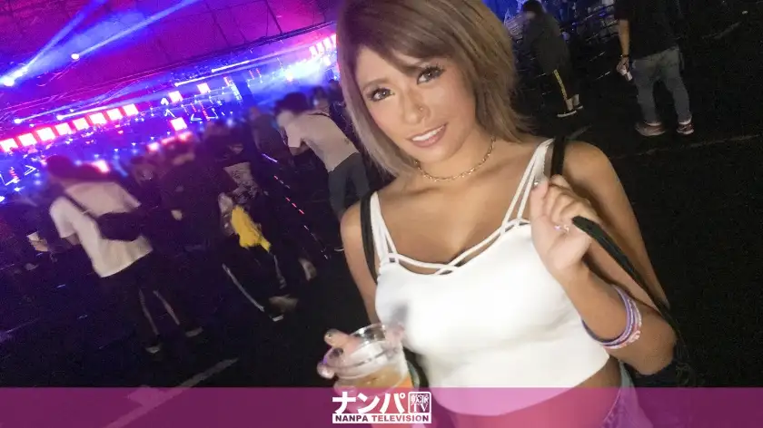 Pick up tanned big-breasted gals who are excited and excited at Japan's largest EDM event, U〇TRA JAPAN! Squirting splash from the crotch that became open at the music festival! Pakopako SEX that makes sounds with the ageage dick from the bottom!