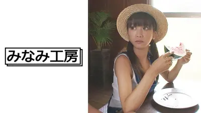 一个衣着暴露的美丽女孩在门廊上......2