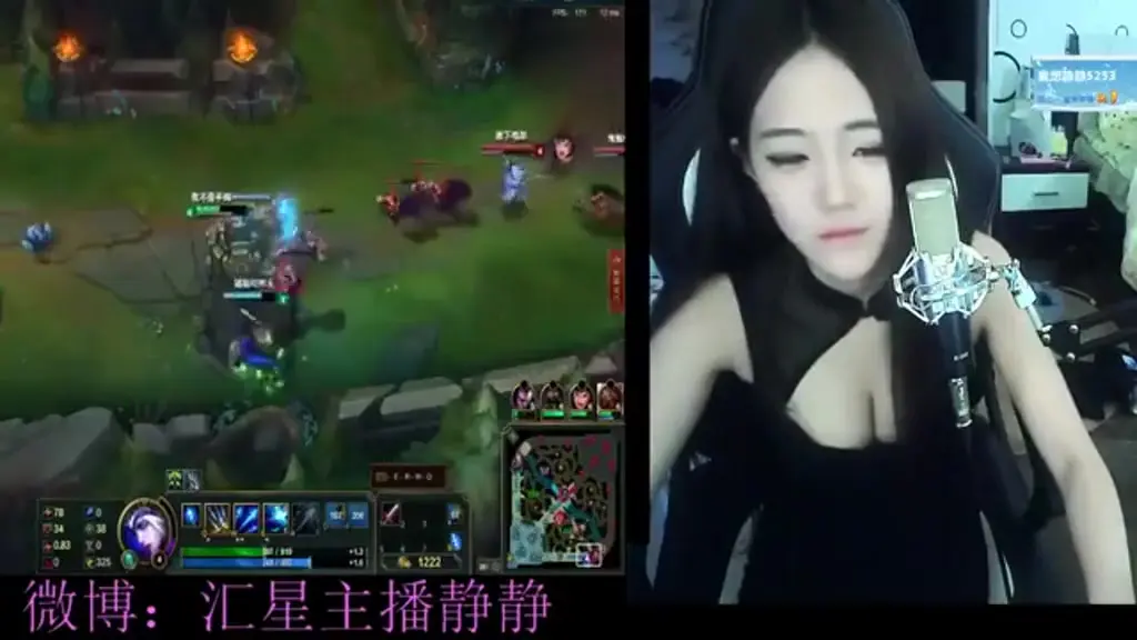 Hot girl keeps moaning while playing lol