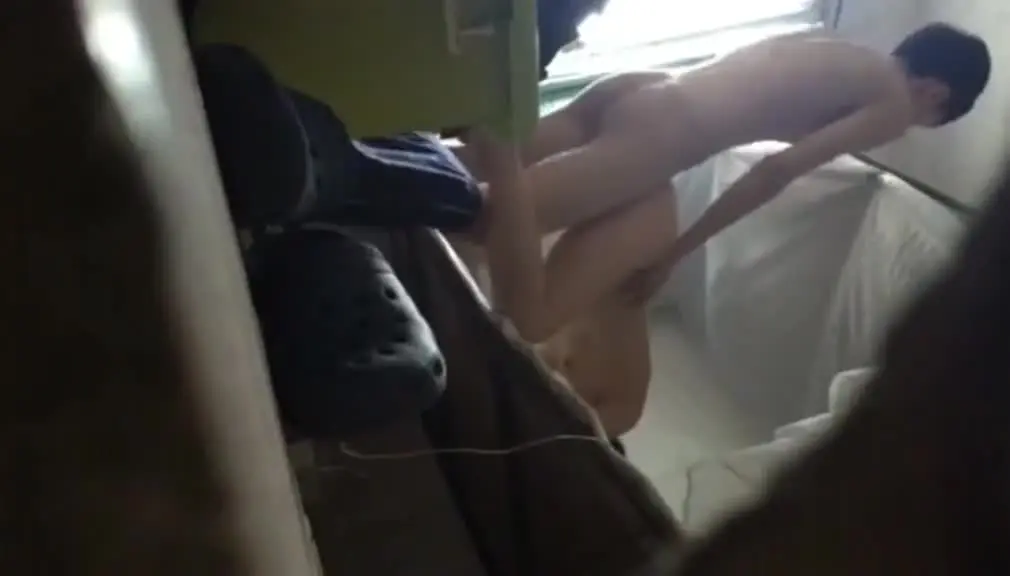 I secretly filmed my roommate next door, and the bed was almost broken.