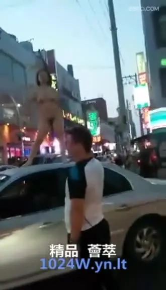 这还得了，韩国女生惹不得，直接在街上脱光衣服呛声
