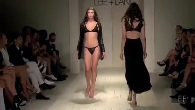 Is this popular? Model swimsuit show... covering her big breasts with one hand and then "showing the whole breast": I accidentally made her obscene