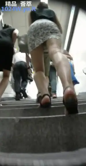 Following the subway in South Korea and taking photos of beautiful legs in short skirts 02