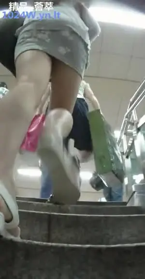 Following the subway in South Korea to steal photos of beautiful legs in short skirts ~ 22