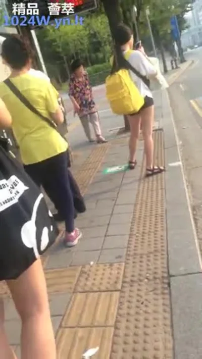 Following the subway in South Korea to steal photos of beautiful legs in short skirts ~ 65