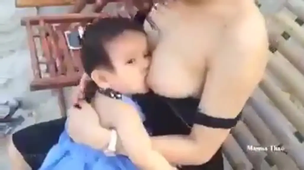The baby of a mother with big breasts eats well! Video of hot mom breastfeeding was uploaded! The baby sucks deeper and deeper, making people envious