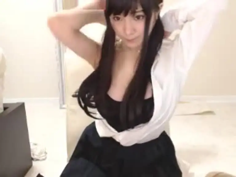 Video of Ynuohazzz, a super hot Japanese girl with E-boobs. She made water droplets all around her. 8