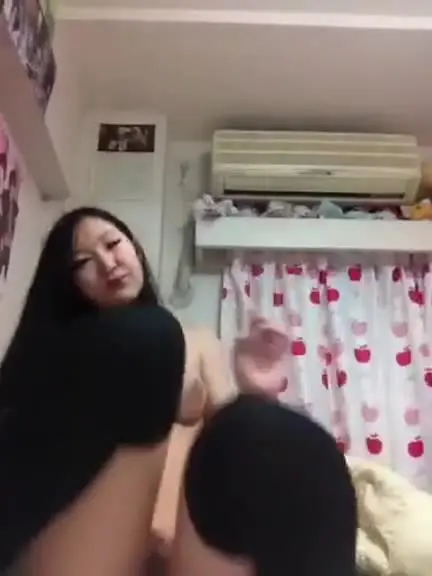 The cute sister sucks Yun’s finger and then fucks her pussy, so happy
