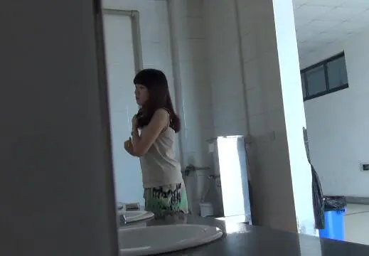 A beautiful female colleague was secretly filmed using the restroom. She has fair and tender skin and can see it even below.