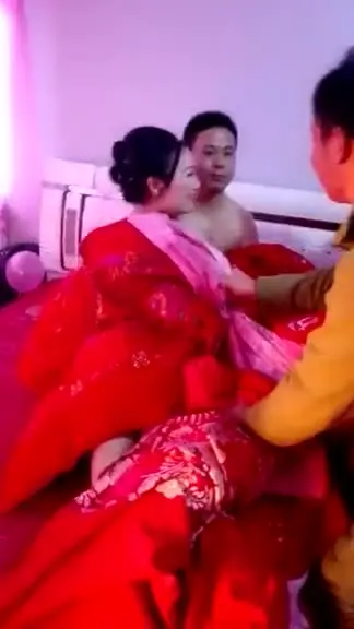 Fake wedding ceremony and really strip the bride naked! Wailing "No~", the bra was torn off... a group of people wanted to take off their pants again: the husband was stunned