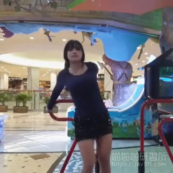 The busty girl plays on the dancing machine and it’s so shocking! The swinging arc of the breasts is so large that it attracts people's imagination! It shook me so hard that I felt dizzy: This is terrible in bed.