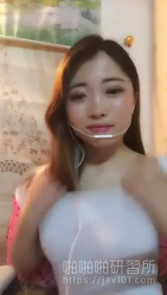 While chatting live with her fans, she suddenly pulled off her top! Two round breasts are "completely exposed" for one second: the beautiful breasts are round and big