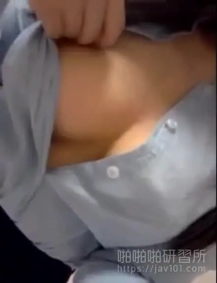Work is so boring! The big-breasted OL who doesn't wear a bra opens her shirt to let her breasts breathe! She exposed her whole body and rubbed herself: she even filmed it