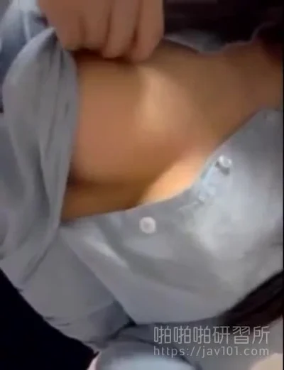 Work is so boring! The big-breasted OL who doesn't wear a bra opens her shirt to let her breasts breathe! She exposed her whole body and rubbed herself: she even filmed it