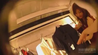 Take secret photos while shopping! The man pretended to be an ordinary customer while picking out clothes and took pictures of the beauty under the dresser's skirt: the outline of his panties was very erotic