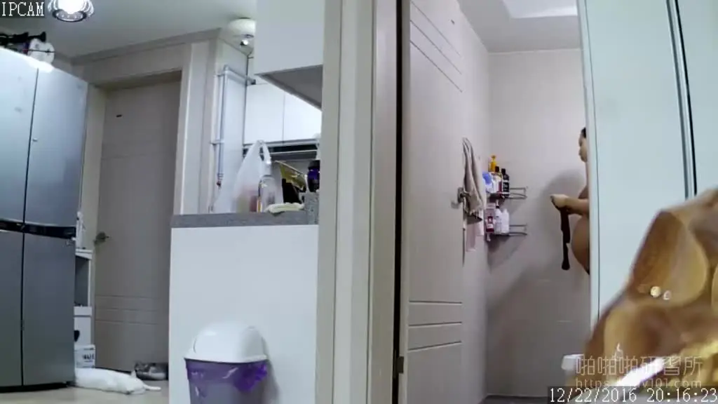 The camera secretly filmed a pregnant wife taking a shower!