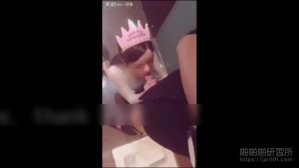[Local selection!] "What a fan~" He secretly picked the goddess's pussy while singing in KTV to celebrate her birthday, and couldn't help but take it to the toilet to have sex