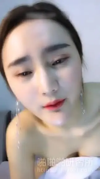 The sexy internet celebrity who claims to be little Fan Bingbing thinks the gifts given to viewers are too few
