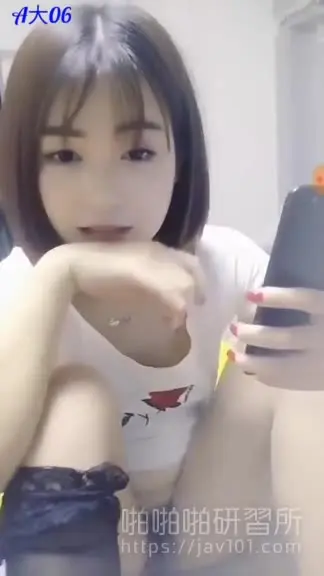 The beautiful short-haired girl masturbates the whole time without showing only half of her face. She has a good time and the audience also enjoys it.