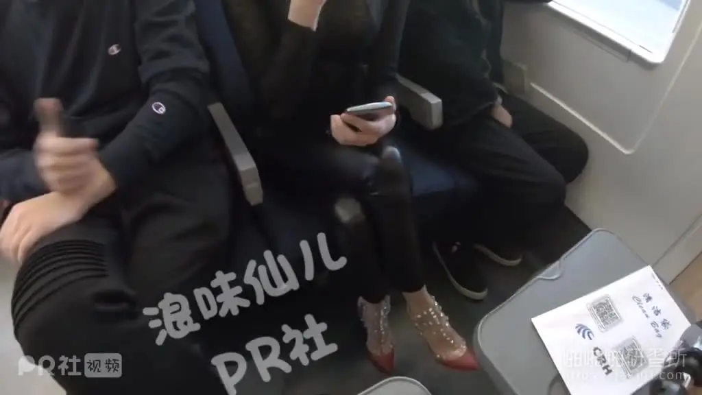 The girl with big breasts is exposed while playing on the high-speed rail! Lifting her clothes...revealing "a piece of snowy white", the passengers saw it all as soon as they passed by 2