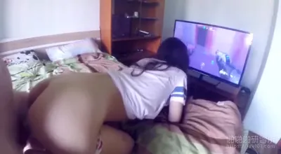 The most loyal teammates in history! The long-haired girl was having sex while playing a game, and her pussy was completely exposed... Netizens were instantly hard-core!