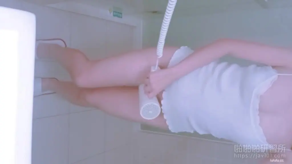 Do you want to use a hair dryer to dry abalone or squirt? Girl takes a sexy selfie and performs "The cold wind blows into my hole" 1