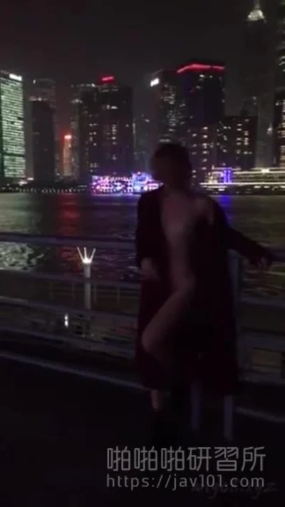 From morning till night I was not wearing any clothes! The C-cup girl took naked photos on the shore to commemorate: the scenery looks more beautiful with her (2)