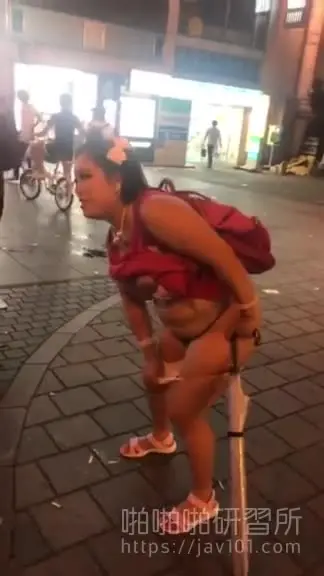 Sakura girl takes off her clothes and panties on Dotonbori Bridge! "The big breasts are exposed from top to bottom", the passers-by were dumbfounded when they witnessed it