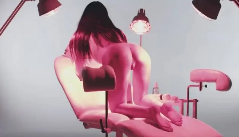If you want to insert it, you need the biggest root! Female model is completely naked on the sex chair, "self-comforting", high-definition pussy, sex water flowing endlessly