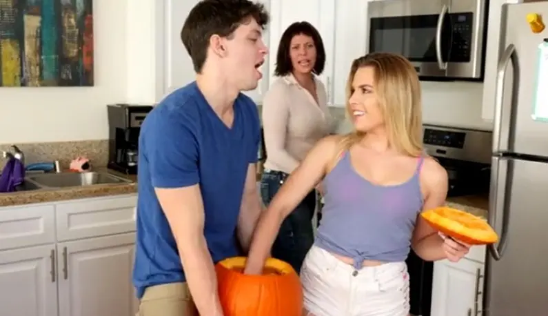 [Halloween Featured] The big dick BANG is missing!! Brother and sister masturbate in front of their mother without anyone noticing!!