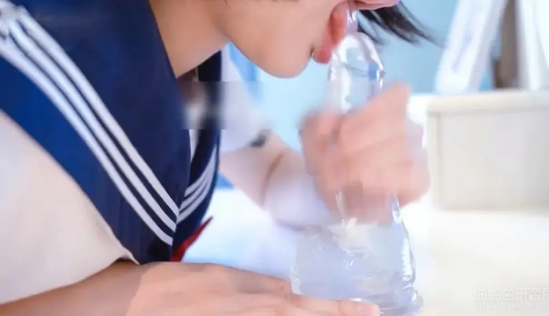 When a student is addicted to sex~can't live without love~plays with licking ice dick crystal rod in uniform~expression of ecstasy~deep throat, sucking and spitting~
