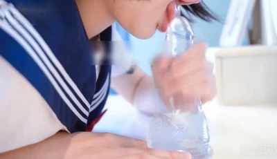 When a student is addicted to sex~can't live without love~plays with licking ice dick crystal rod in uniform~expression of ecstasy~deep throat, sucking and spitting~