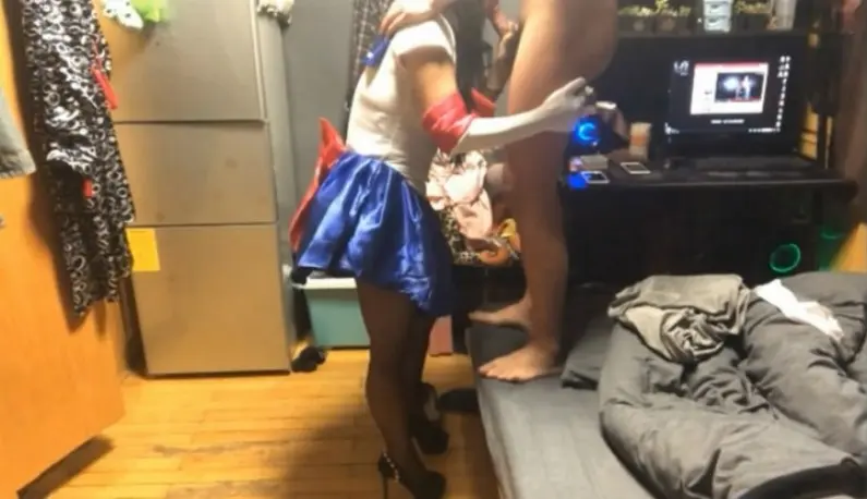 [The temptation of black stockings] The cosplayer’s girlfriend puts on a Sailor Moon costume and uses her holes and feet to punish her boyfriend~