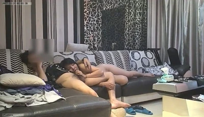 The second-generation rich man fucks a coquettish girl on the sofa~ He sets up a camera to secretly record the sex scene~ He fucks her until she screams~ Let's listen to her moans together~