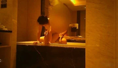 [Student Girl Series] Boss Wang had sex in the hotel~ He took a mandarin duck bath with the financial manager!! After taking a shower, he directly borrowed water and had sex without a condom~