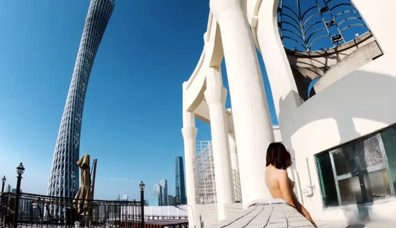 Tumblr celebrity BeijingAngel liberated Twin Peaks in front of the Canton Tower!! It seems that it was seen by passers-by?!