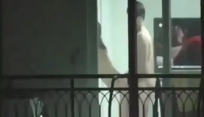 [韓國] 隔壁公寓的年輕情侶檔~直接在客廳尬起來!!窗簾忘記拉全部都被拍下來了!!
