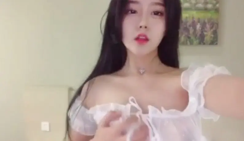 Internet celebrity anchor's self-portrait and sexy short video~The looming snow-white breasts really want to take a bite!!