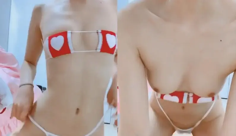 Internet Hidden Girl Jiang C’s small breasts under love~ I have small breasts and I’m proud!!