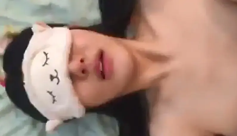 Secretly filming a blindfolded girlfriend~ "It's reaching the uterus!! I'm going to come, I'm going to come~"