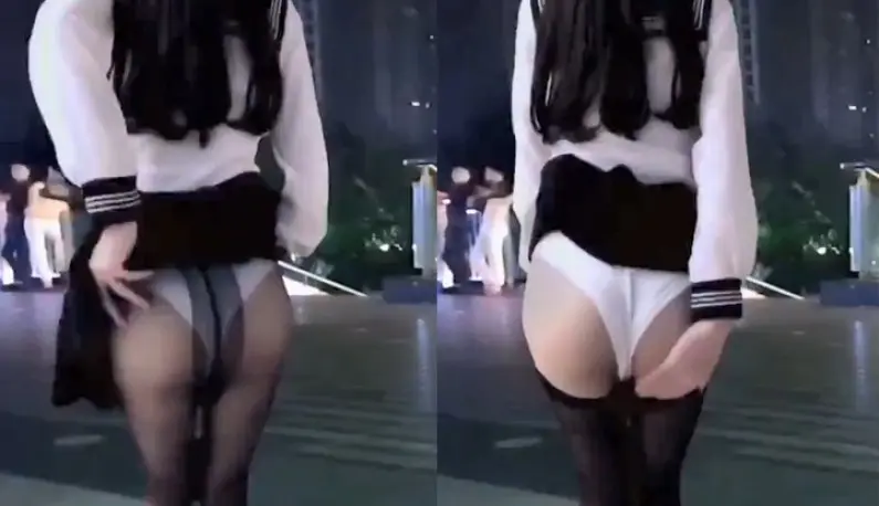 My panties were stuck in my butt~ I had to lift up my skirt, Qiao~ but was found on QQ