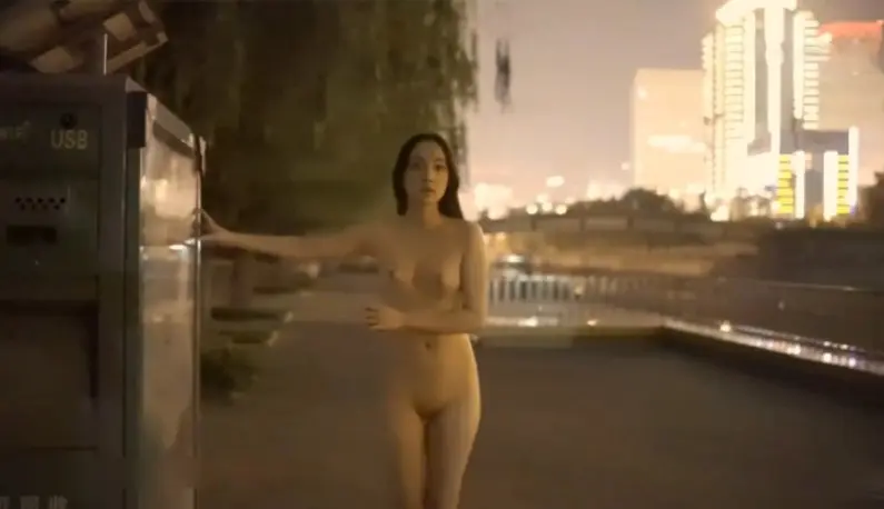 Beijing Angel DensTinon extreme street exposure!! Challenge the naked night walk in the park!!