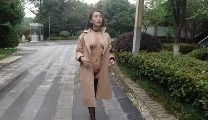 The photo model boldly exposed herself outdoors ~ Follow the example of the Beijing Angels who went shopping naked!!