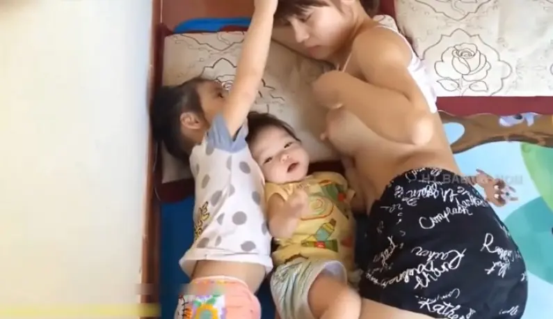 Beautiful breasted wife takes care of her baby at home~filming every move of her breastfeeding~