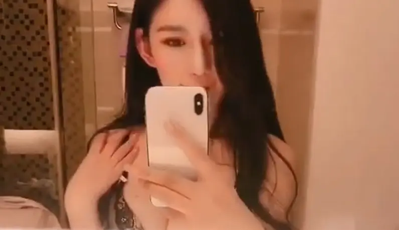 The selfie of a god-level hottie leaked!! All her sexy little pajamas are exposed~