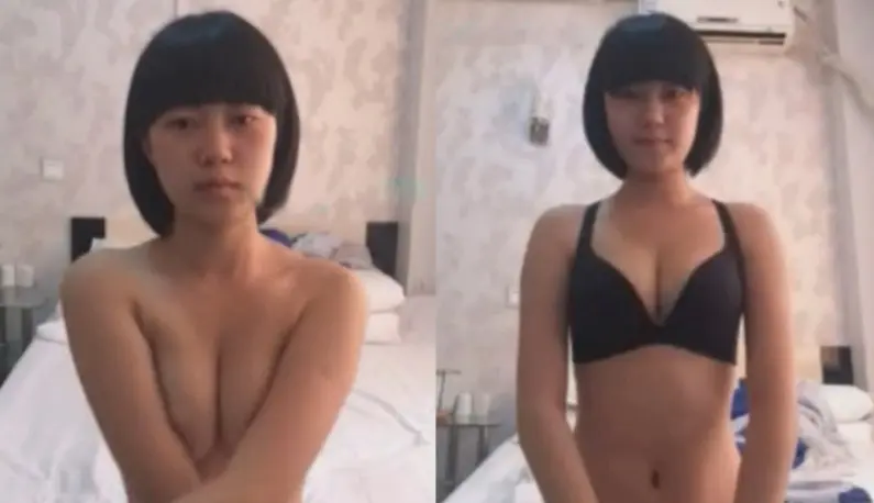 A female college student with short hair was caught taking a selfie!! Her growing figure is crystal clear~