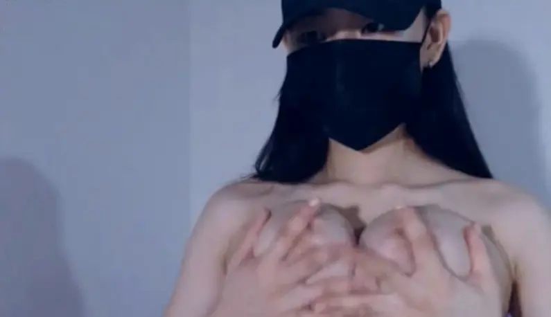 [South Korea] Big breasts hang down, the mask girl’s big breasts breathe!