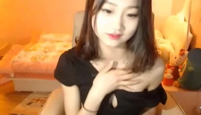 [South Korea] The hot girl anchor shows off her sexy face, and her looming cleavage is mesmerizing!