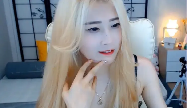 [South Korea] Pudding anchor chats online about sex~As soon as the camera opens, the world will see her breasts!